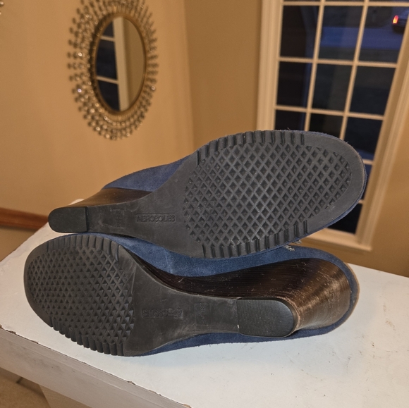 Blue Suede Wedged Aerosoles w / Tassels - Picture 9 of 10